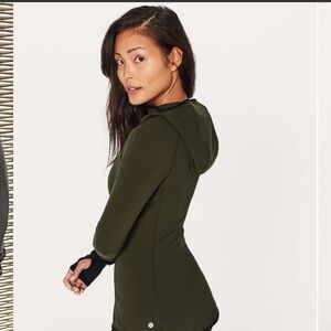 Lululemon • Shapeup Pullover • Size 6